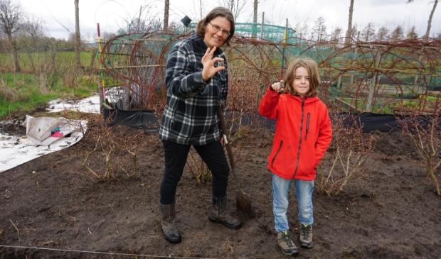 <p>Marleen laat het gevondene exemplaar zien. Zoon Steef heeft de pijlpunt vanuit de Smaldonk in handen.</p>