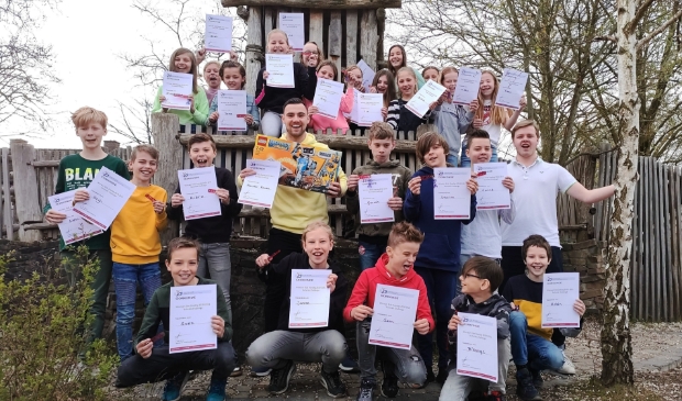 <p>Leerlingen van Basisschool de Beemd met de oorkondes</p>