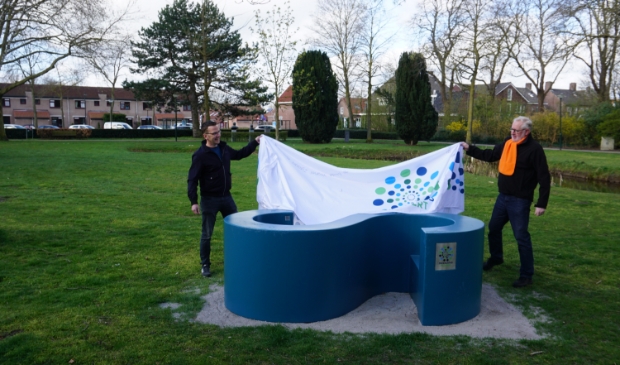 <p>Mark van Laarschot en Hans Fassbender (r) trekken het doek er af. </p>