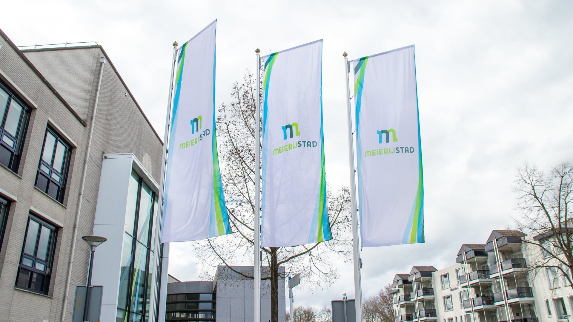 Vlaggen voor het gemeentehuis Meierijstad in Veghel