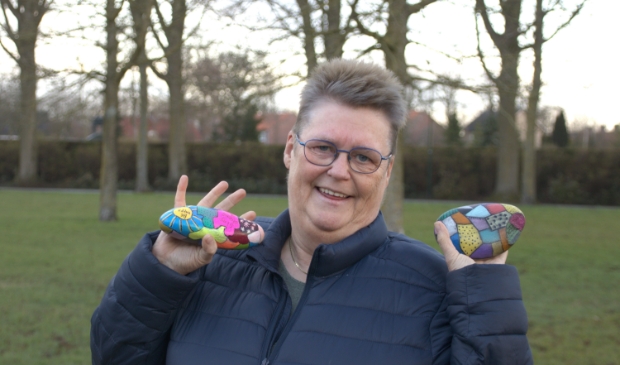 <p>Hetty laat vol trots enkele van haar kunstwerken zien.</p>