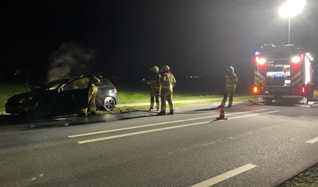 <p>Brandweer blust auto aan de Eerdsebaan in Schijndel</p>