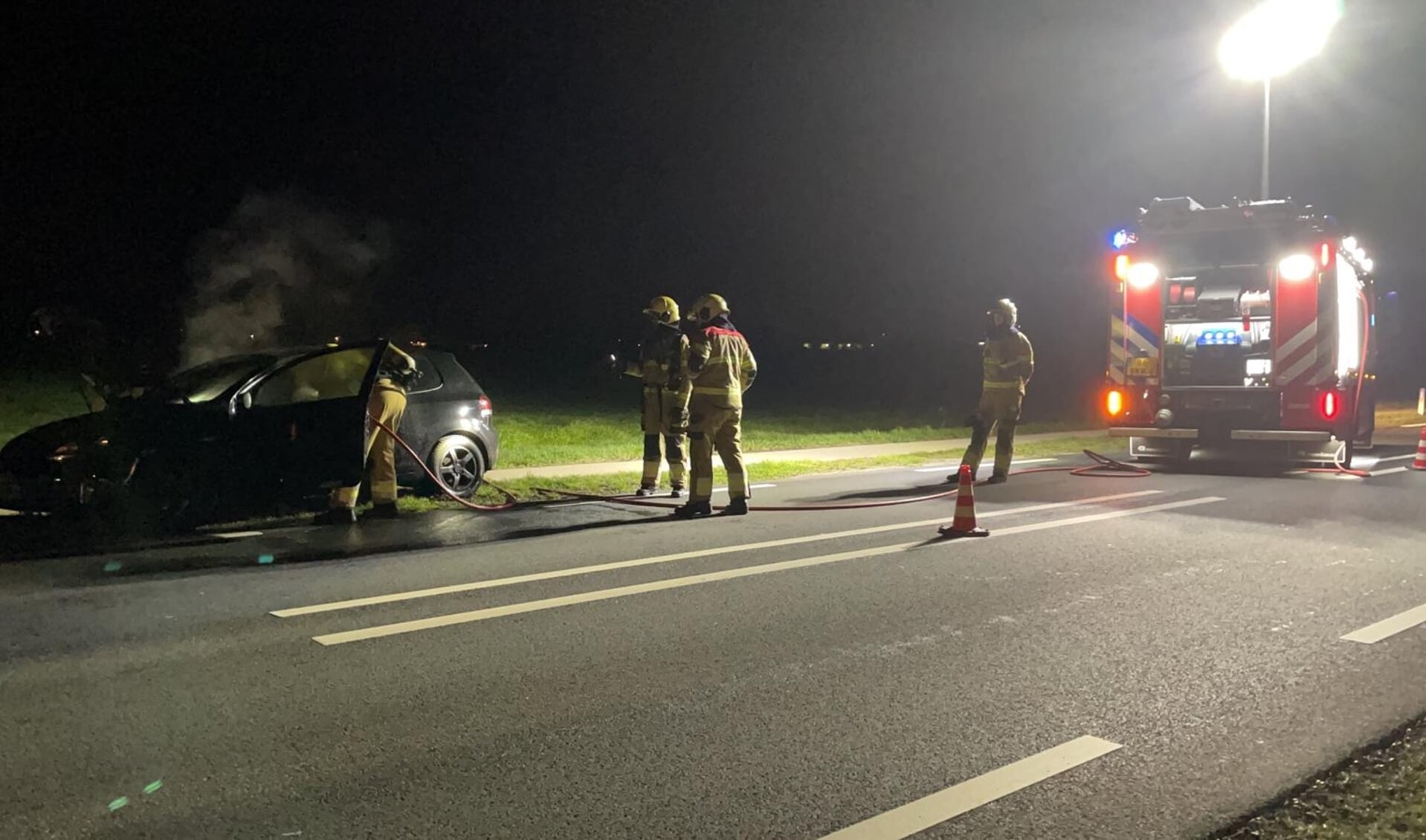 Brandweer blust auto aan de Eerdsebaan in Schijndel