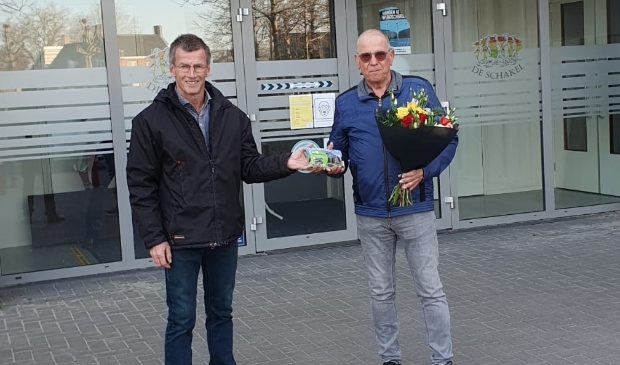 <p>Na eenentwintig dagen gewandeld te hebben krijgt de heer Van Bilzen de prijzen uit handen van Tonnie Rovers (l).</p>