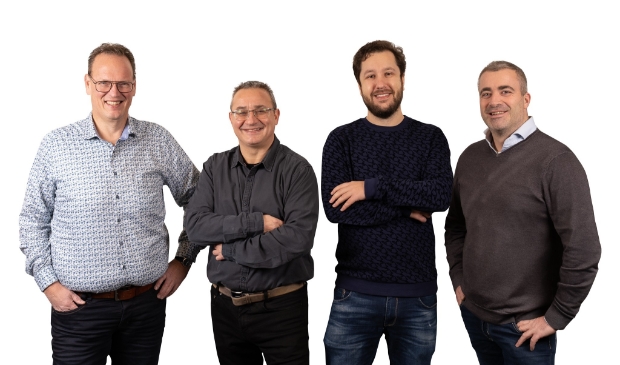 <p>Het team van Enirgy met Schijndelaar Bart Jan van Alebeek (r)</p>