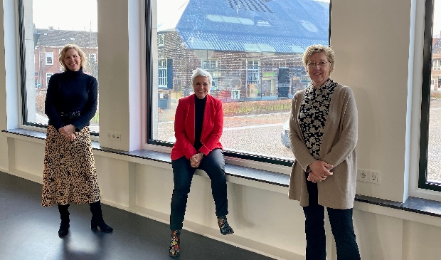<p>Marike de Kroon, Natasja de Groot en Bernadette Keetels met op de achtergrond De Glazen Boerderij.</p>