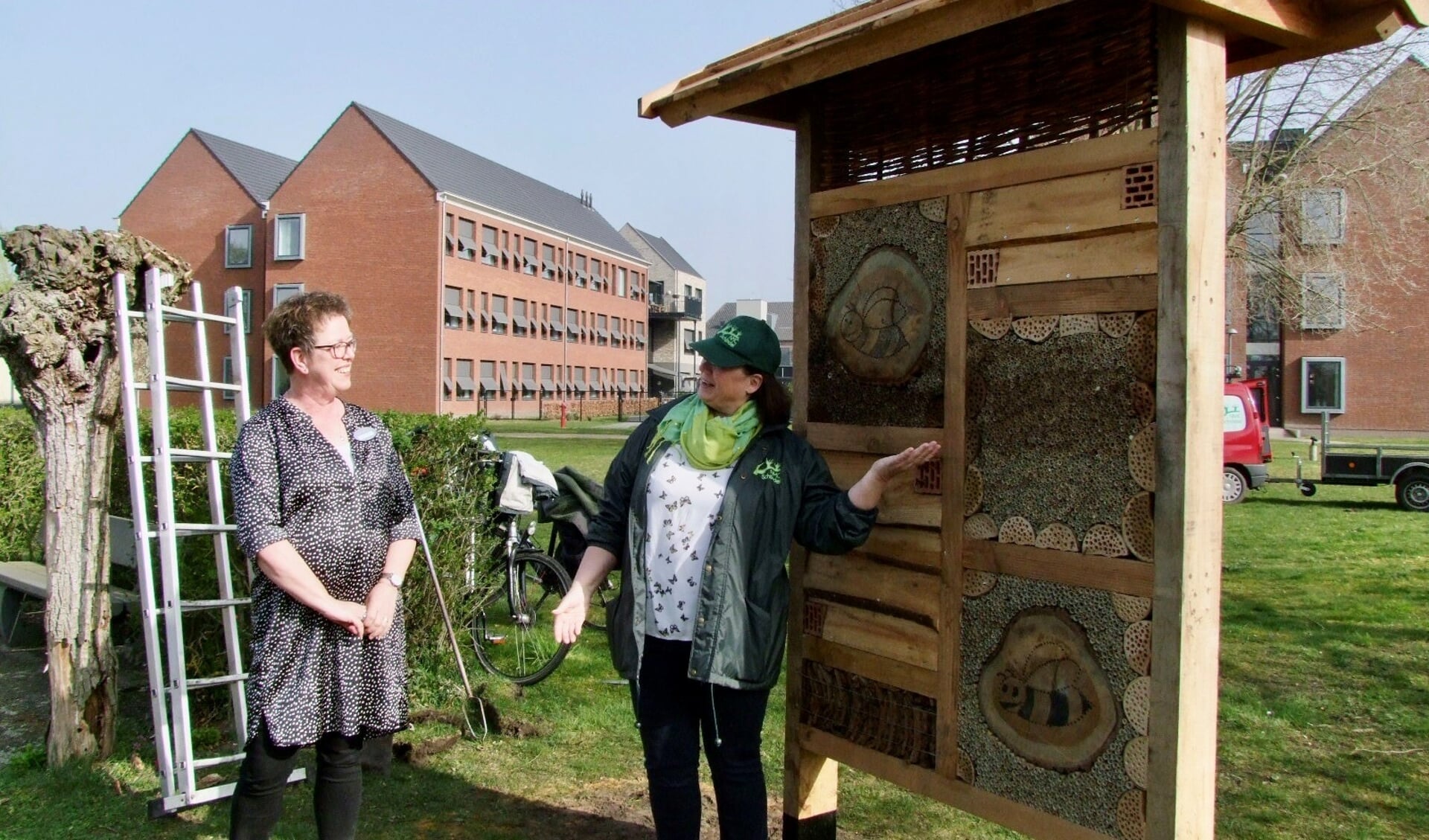 Karina Tribels van het NMC draagt het insectenhotel over aan Dion van Kaathoven.