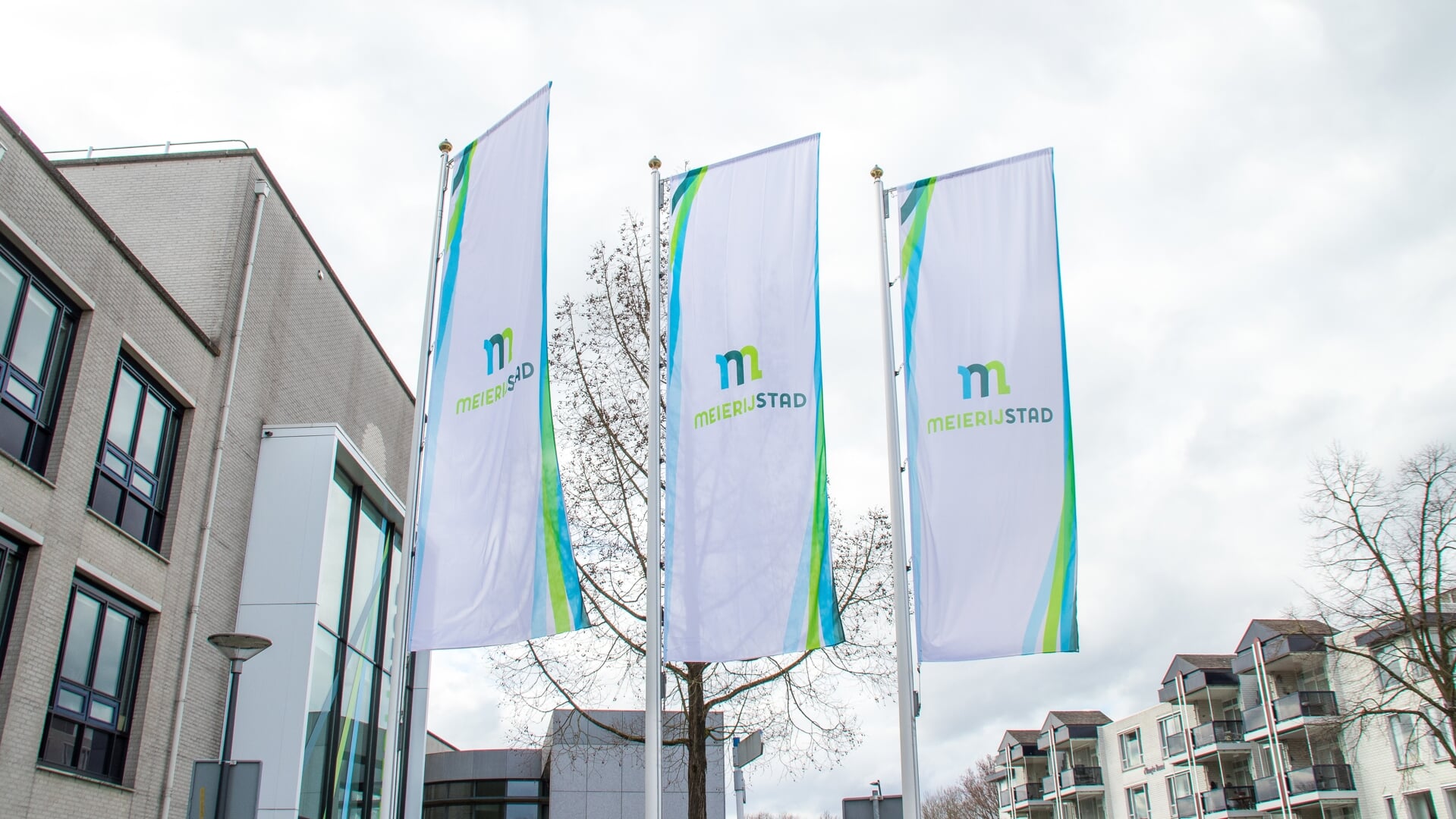 Vlaggen voor het gemeentehuis Meierijstad in Veghel