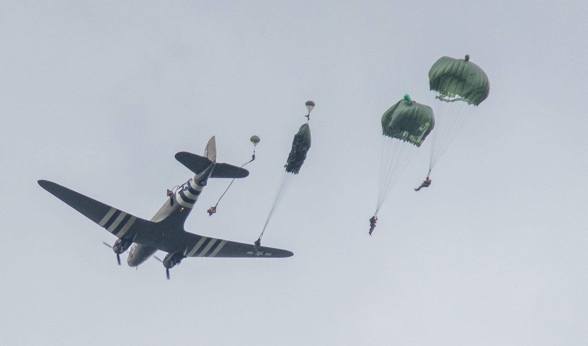 Herdenkingsparachutesprongen Door Round Canopy Parachuting Team The ...