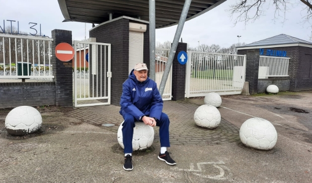 <p>Wim Vermeulen voor de ingang van SV Avanti '31.</p>