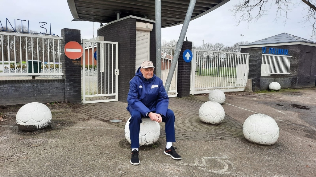 Wim Vermeulen voor de ingang van SV Avanti '31