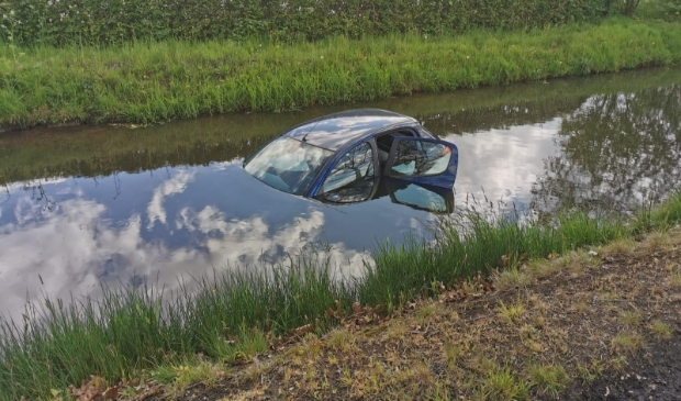 Auto te water aan de Heikampen in Schijndel