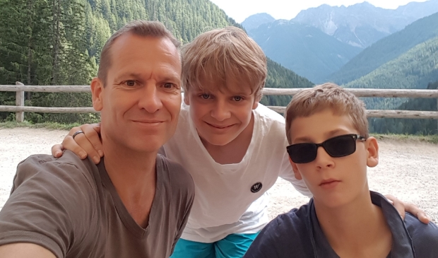 <p>Stephan op de foto met zijn twee tienerzonen.</p>