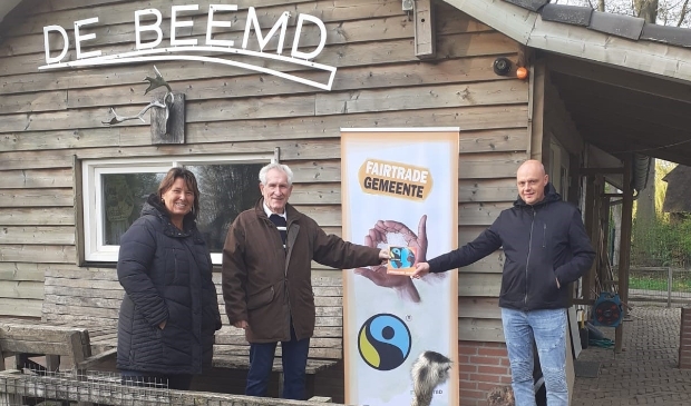 <p>Foto: voorzitter stichting fairtradegemeente Meierijstad reikt een fairtrade vignet uit aan Joep van Giersbergen, een van de vrijwilligers van Dierenpark De Beemd. Links op de foto Miranda van Gerwen, voorzitter van de stichting Dier, Mens en Natuur Meierijstad.</p>