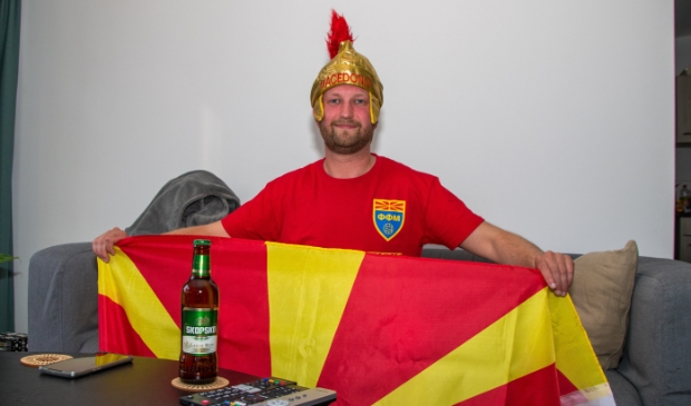 <p>Tommy Stojkovski zit er klaar voor om Macedonië aan te moedigen</p>