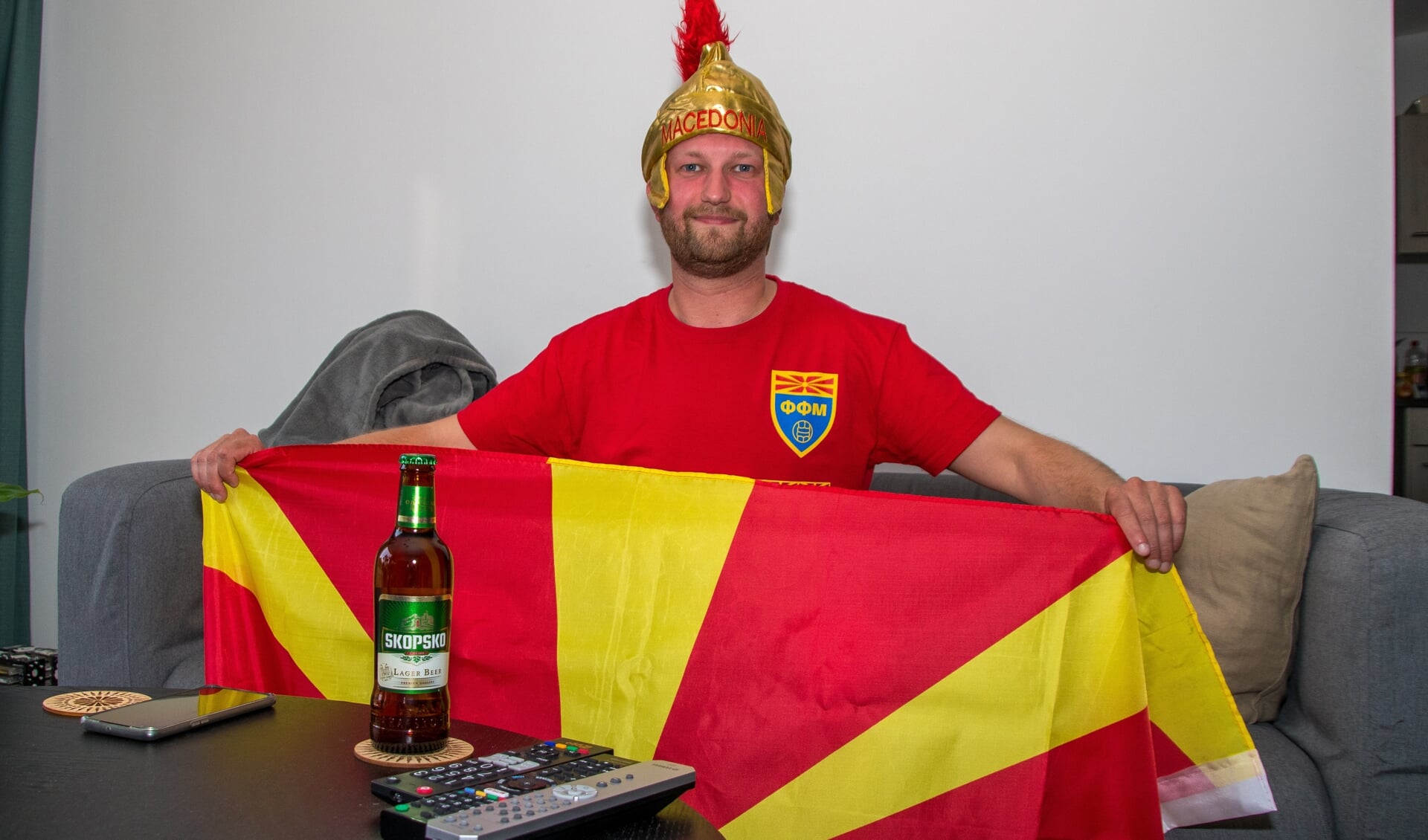 Tommy Stojkovski zit er klaar voor om Macedonië aan te moedigen