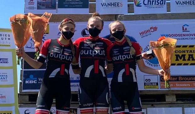 <p>Het podium in Glabbeek met drie rensters van WV Schijndel</p>