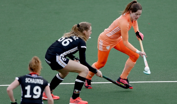Marloes aan de bal tegen het Duitse hockeyelftal.