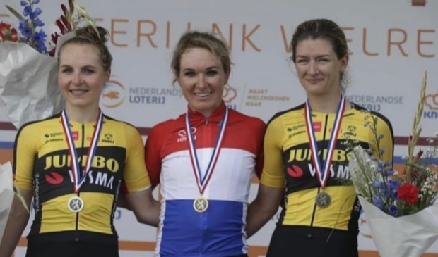 <p>Nancy van der Burg (l), winnares Amy Pieters en Karlijn Swinkels.</p>