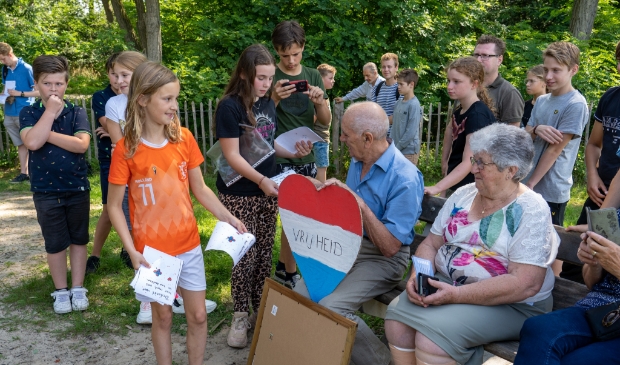 Herdenkingsproject van de Wijbossche schooljeugd bij het spitfiremonument aan de Vlaghei.