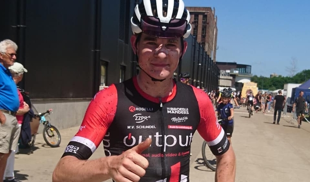 <p>Tom Schellekens na zijn overwinning in het Belgische Beringen</p>