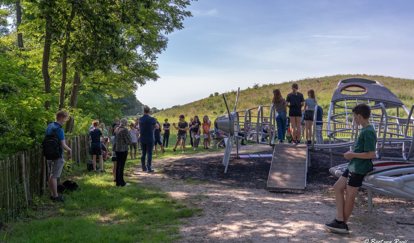 Herdenkingsproject van de Wijbossche schooljeugd bij het spitfiremonument aan de Vlaghei.