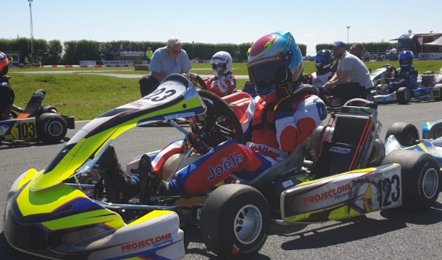 Karttalen Joëlle in haar geliefde kart