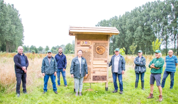 <p>Leden van het NMC en SOS700 voor het bijenhotel in het Vitaminibos in Wijbosch</p>