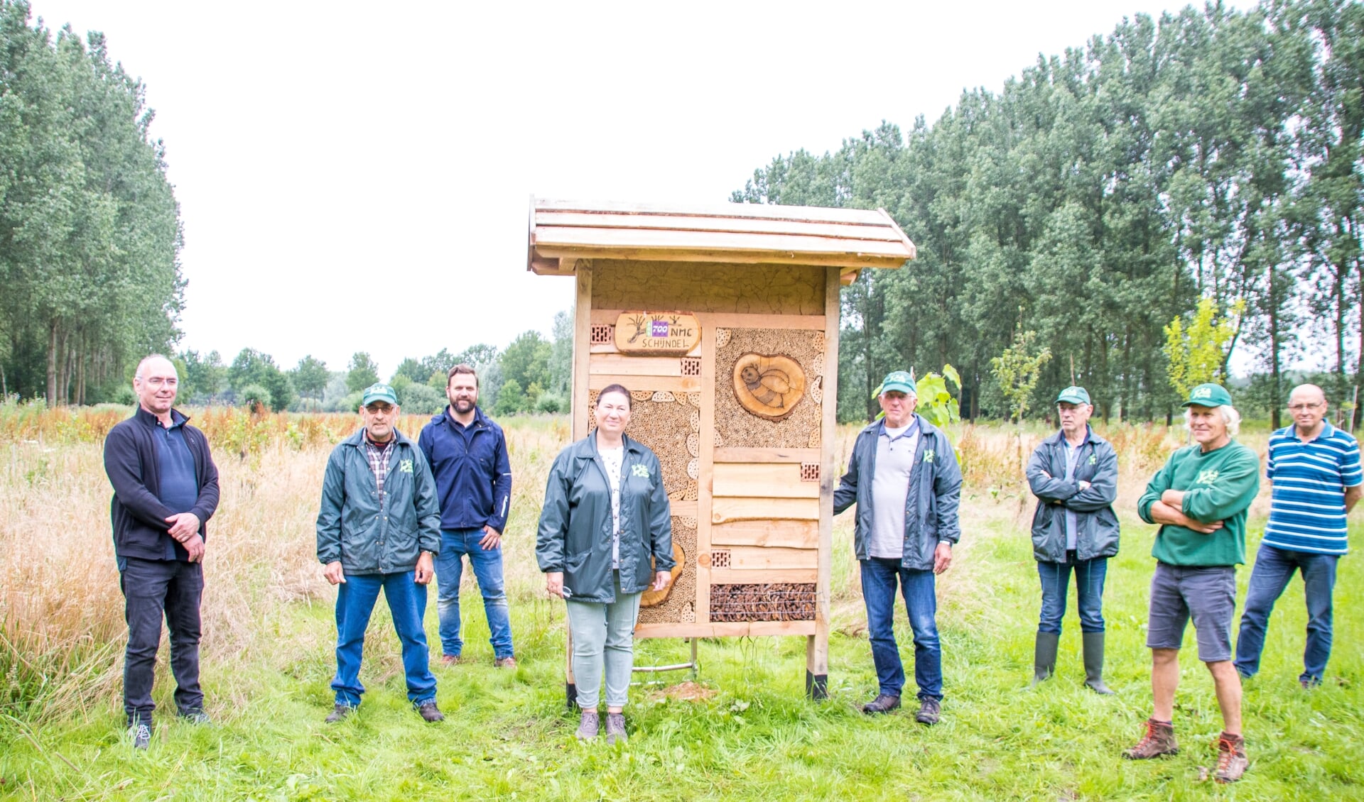Leden van het NMC en SOS700 voor het bijenhotel in het Vitaminibos in Wijbosch