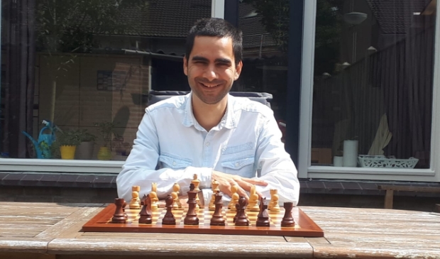 <p>Twan Burg voor zijn schaakbord. Foto: Cis van Pinxteren</p>