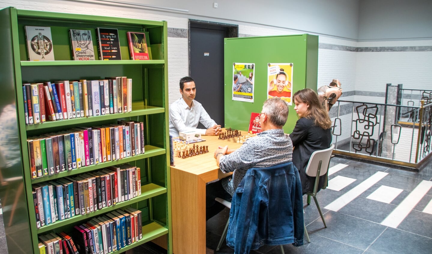 Tussen de boeken schaken tegen grootmeester Twan Burg.