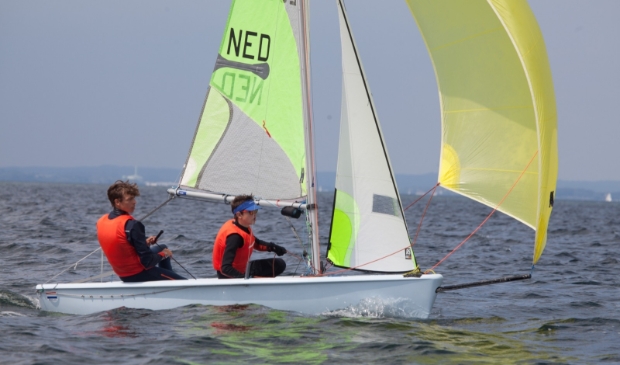 <p>Broers Lars en Rens van Dartel in volle vaart over het water.</p>