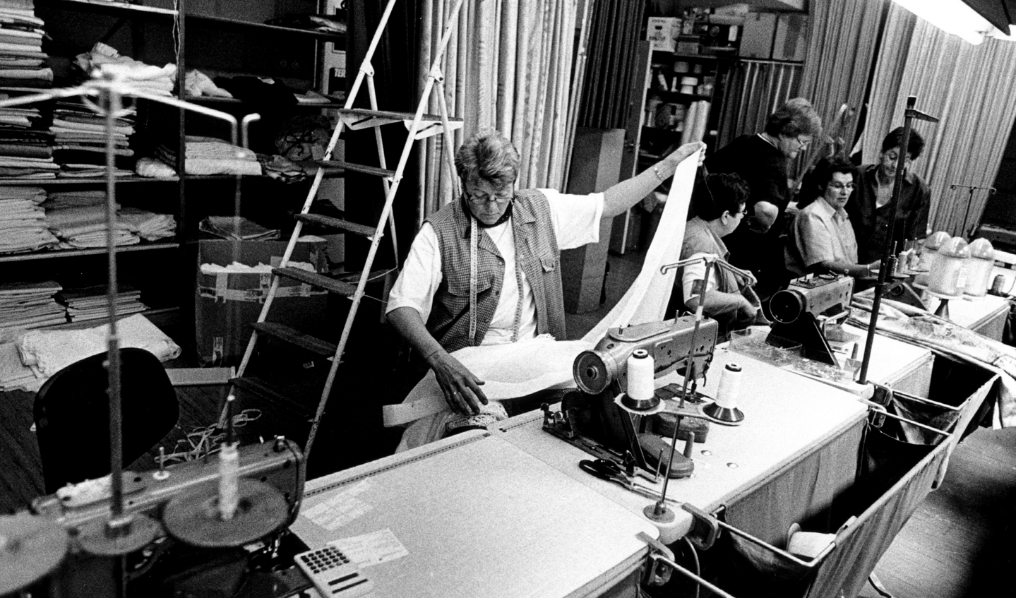 Schijndel, 2000, uit de serie De kleuters van 1957: Sjaan van Roosmalen werkt als naaister in het naaiatelier van woninginrichtingsbedrijf Van Rozendaal Steenbakkers. 