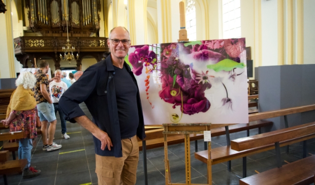<p>Geert Maas exposeerde zijn bloemrijke kunst in de Heilige Servatiuskerk.</p>