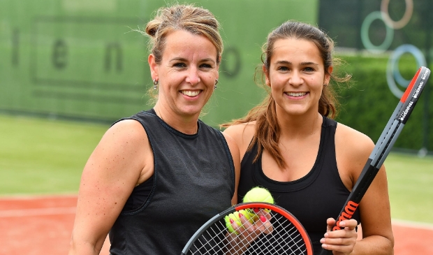 Winnares Simone Tax - De Poot (r) met haar tegenstander Joyce Bolwerk