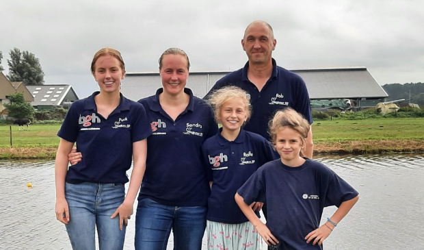 <p>Vlnr: Puck Bakker, Sandra Schellekens, Rafke Bakker, Rob van de Ven en Thom Bakker.</p>