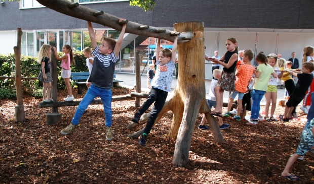 <p>De kinderen van BS de Regenboog zijn dolblij met de speeltuin.</p>