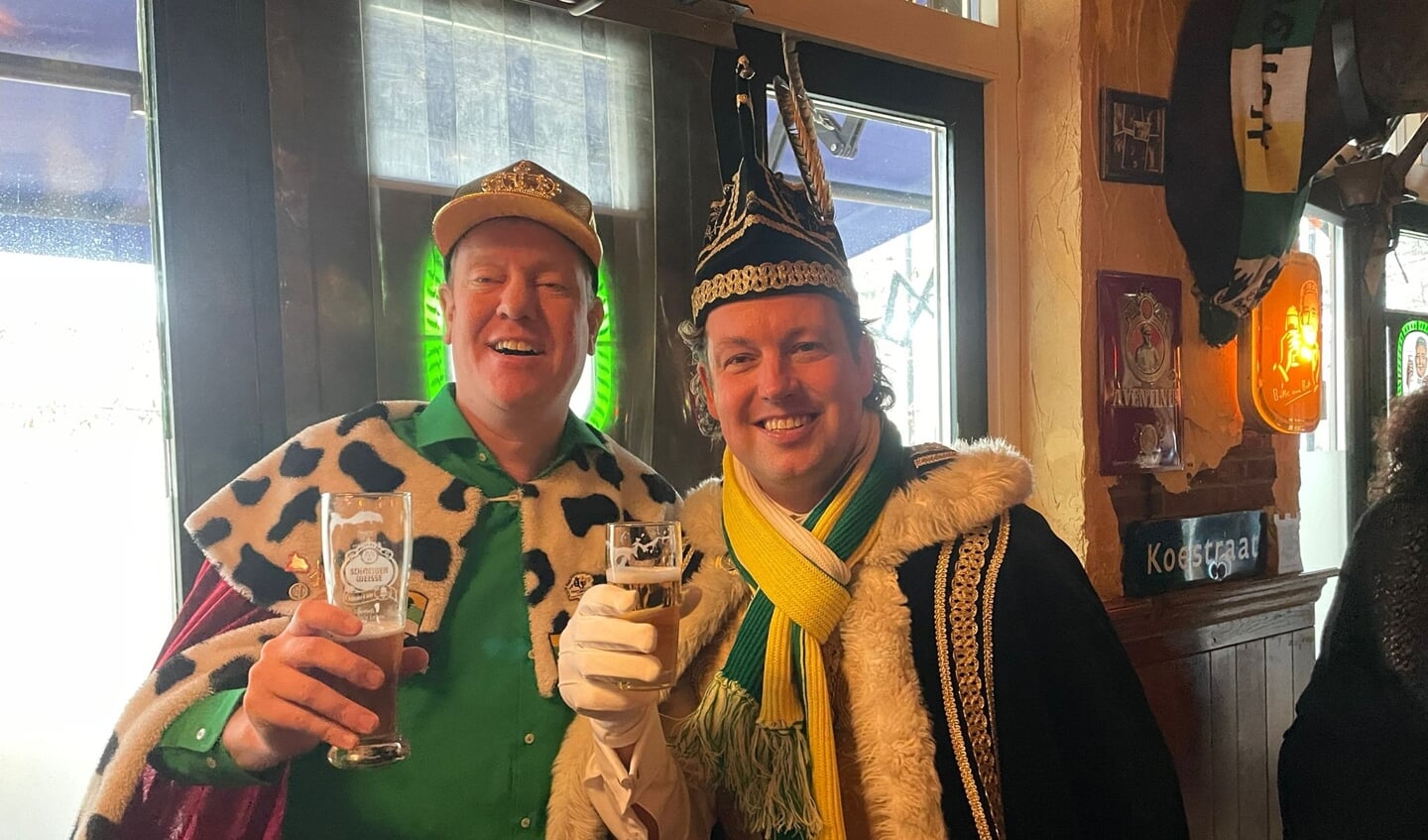 Keizer Robbert en Prins Toon drinken een biertje in The Holy Cow.