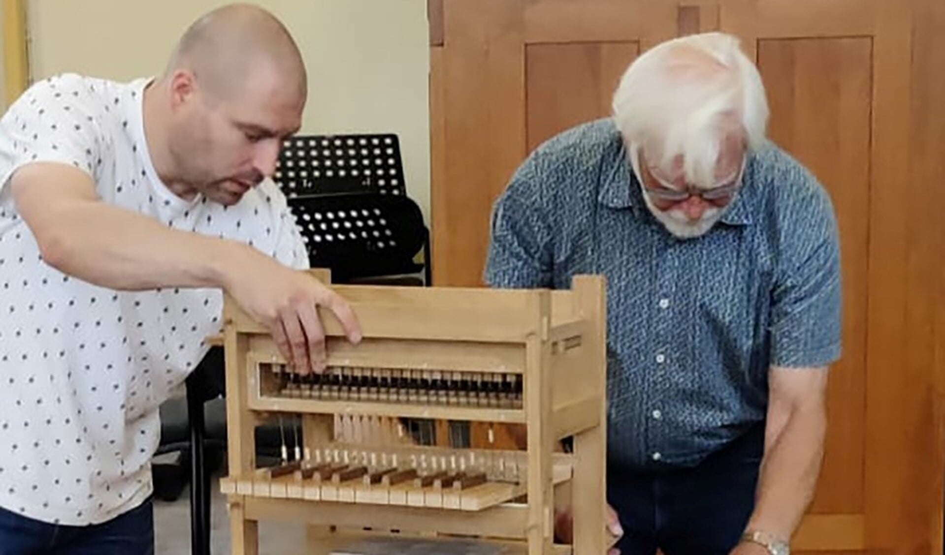 Jan Buil, samen met zijn zoon Jasper met het doe-orgel.