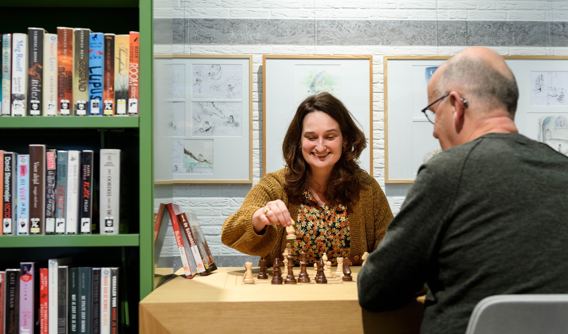 Annique Heijmans speelt een partij schaak in het vernieuwde RAADhuis