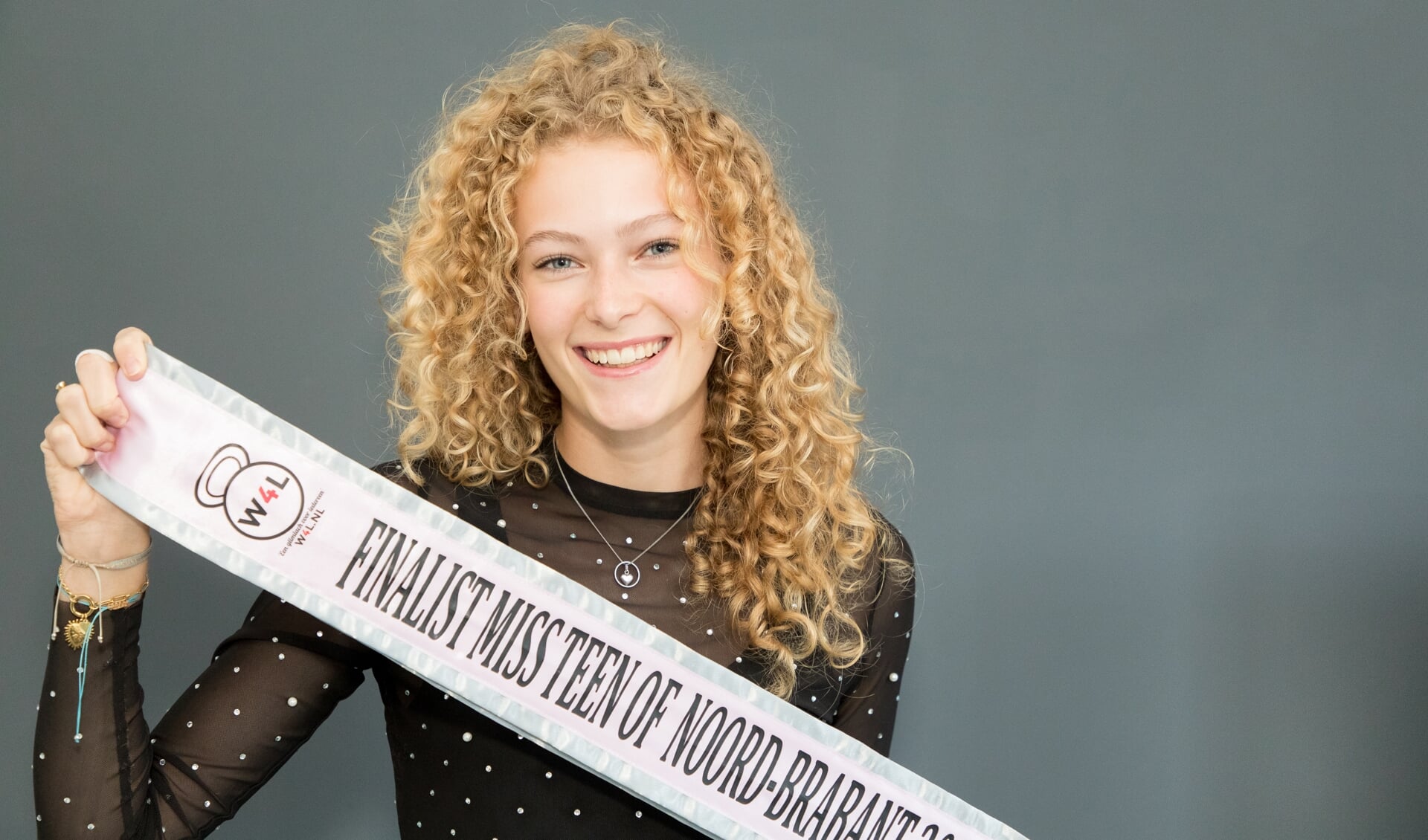 Lynn van Keulen is een finalist voor de Miss Teen of Noord-Brabant verkiezing en laat haar sjerp zien. Foto: Wiek van Lieshout.