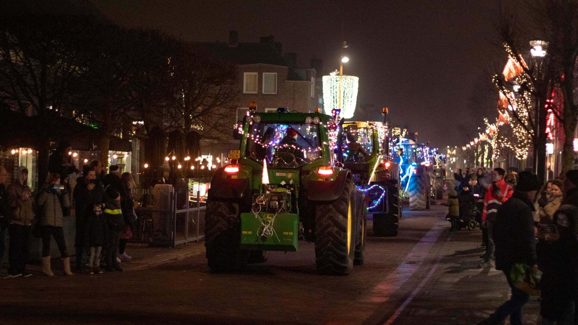 Verlichte trekkertocht door Schijndel trok veel bekijks.