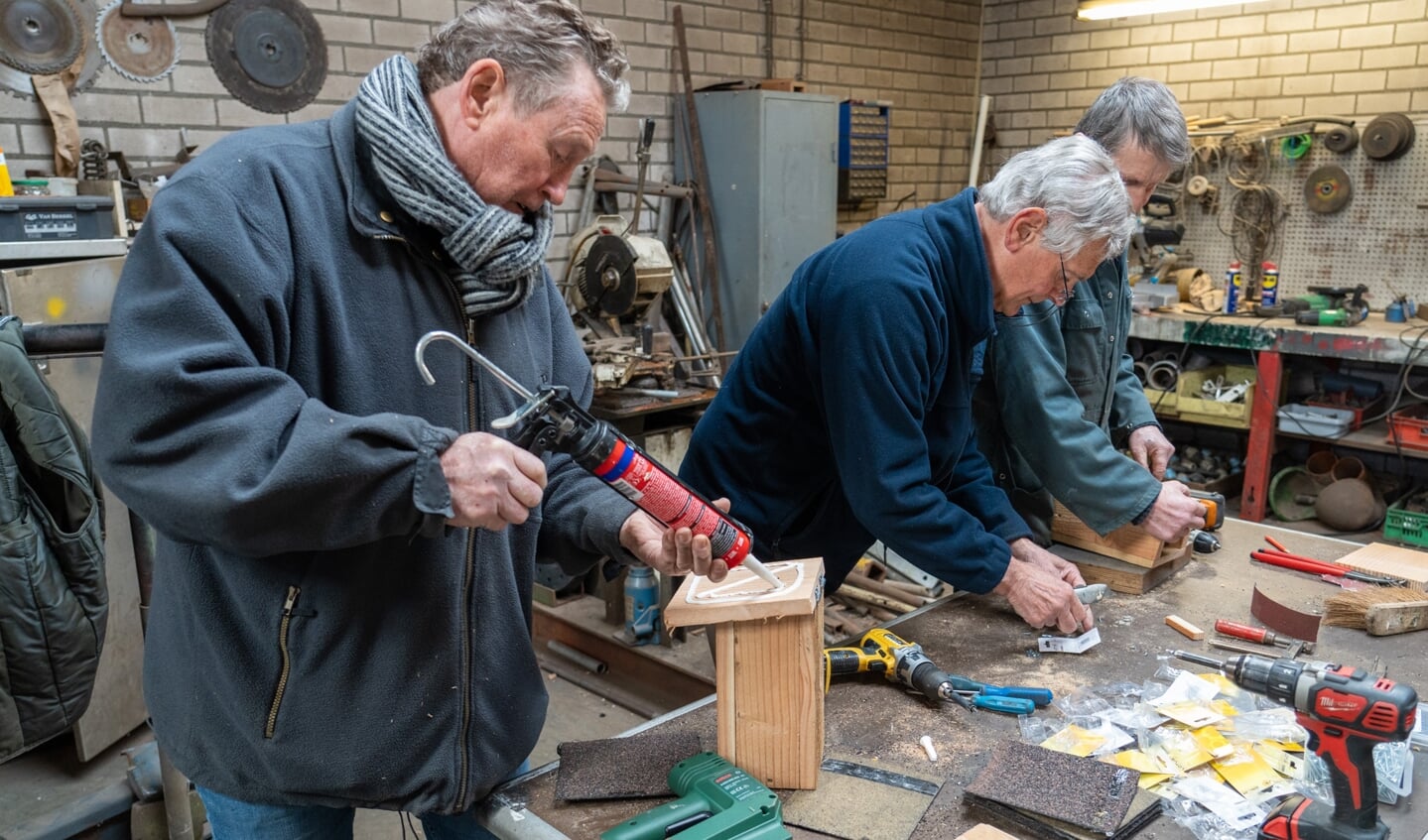 Nestkastjes maken voor de weidevogelgroep tgv NL Doet