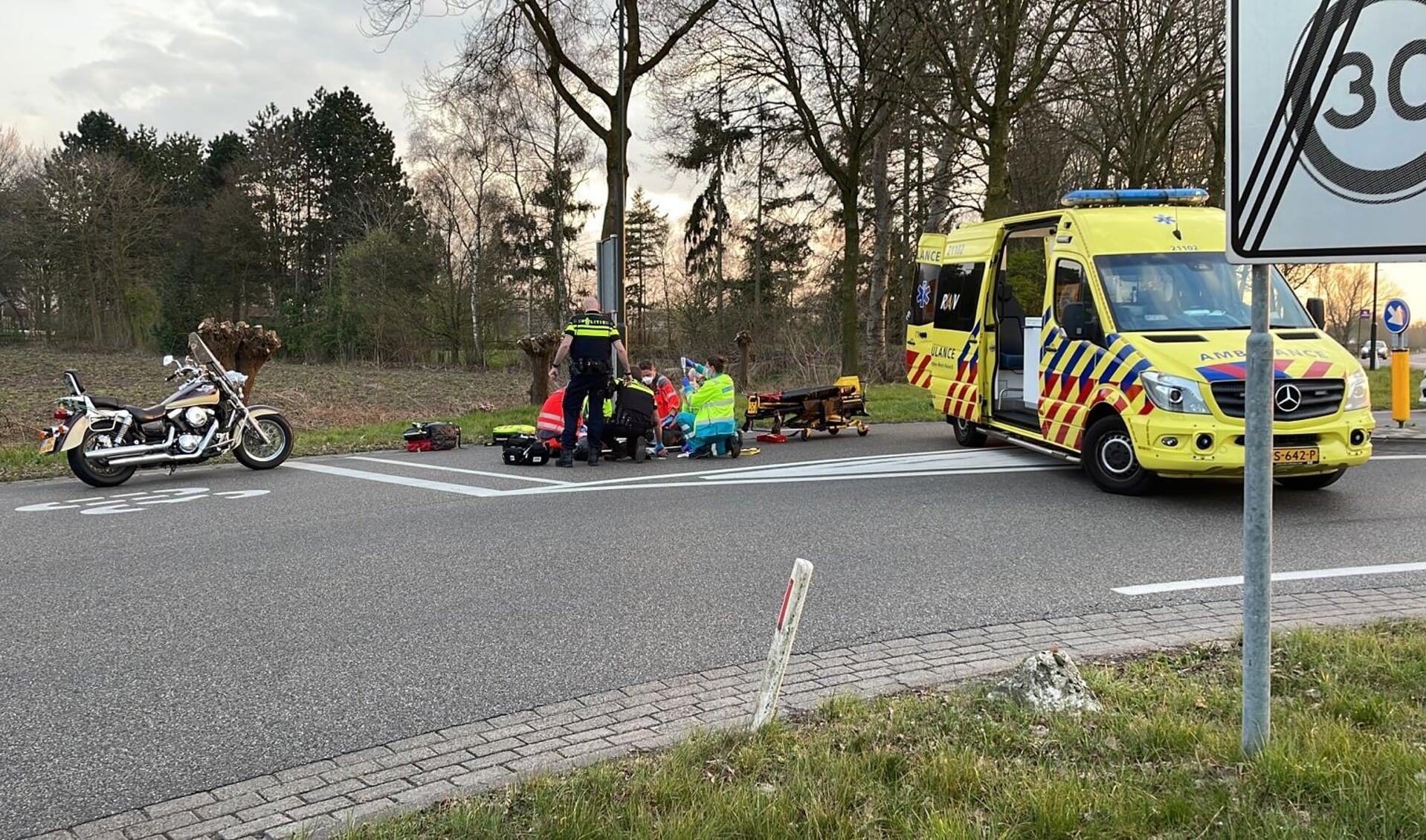 Een motorrijder is zwaargewond geraakt bij een ongeval aan de van Leeuwenhoekweg.