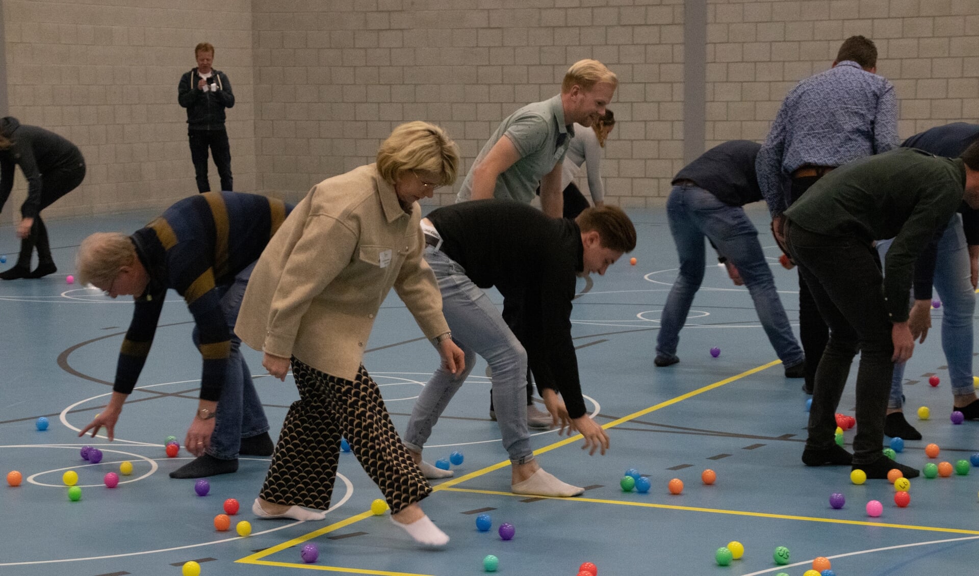 Het 'startschot' van de Skendelse Kwis. Een van de uitdagingen van de kwis. Foto: Bas Ulehake