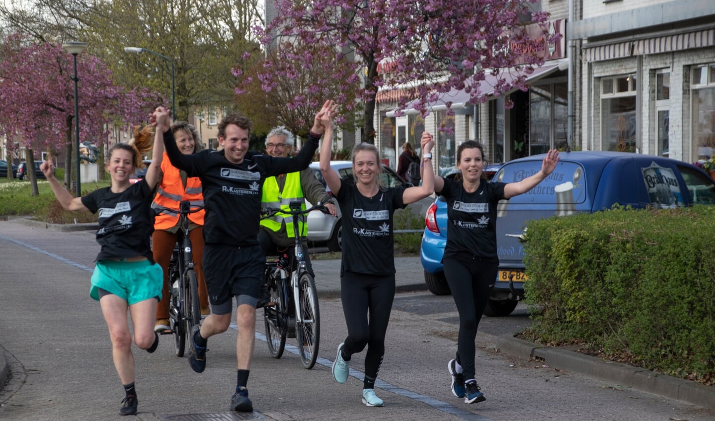 De lopers werden met luid applaus binnen gehaald. Foto: Bas Ulehake