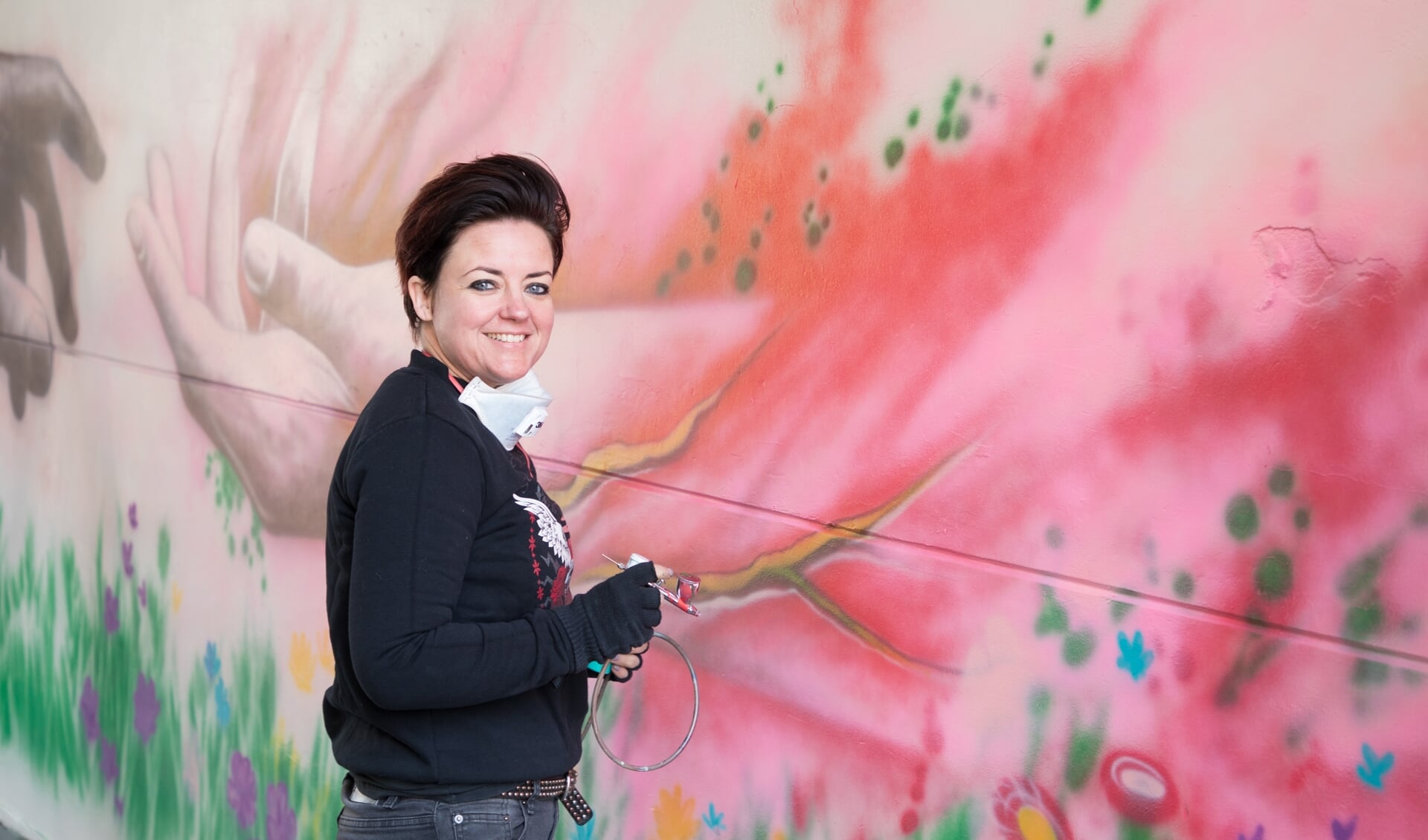Willeke van Doorn-Timmer heeft een boodschap met haar muurschildering. "Ben lief voor jezelf, dan kun je ook lief zijn voor de ander.” Foto: Wiek van Lieshout