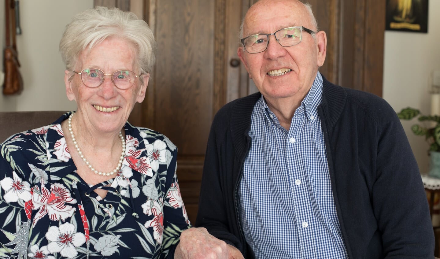 Mien (l) houdt innig de hand vast van Frans (r). Foto: Wiek van Lieshout