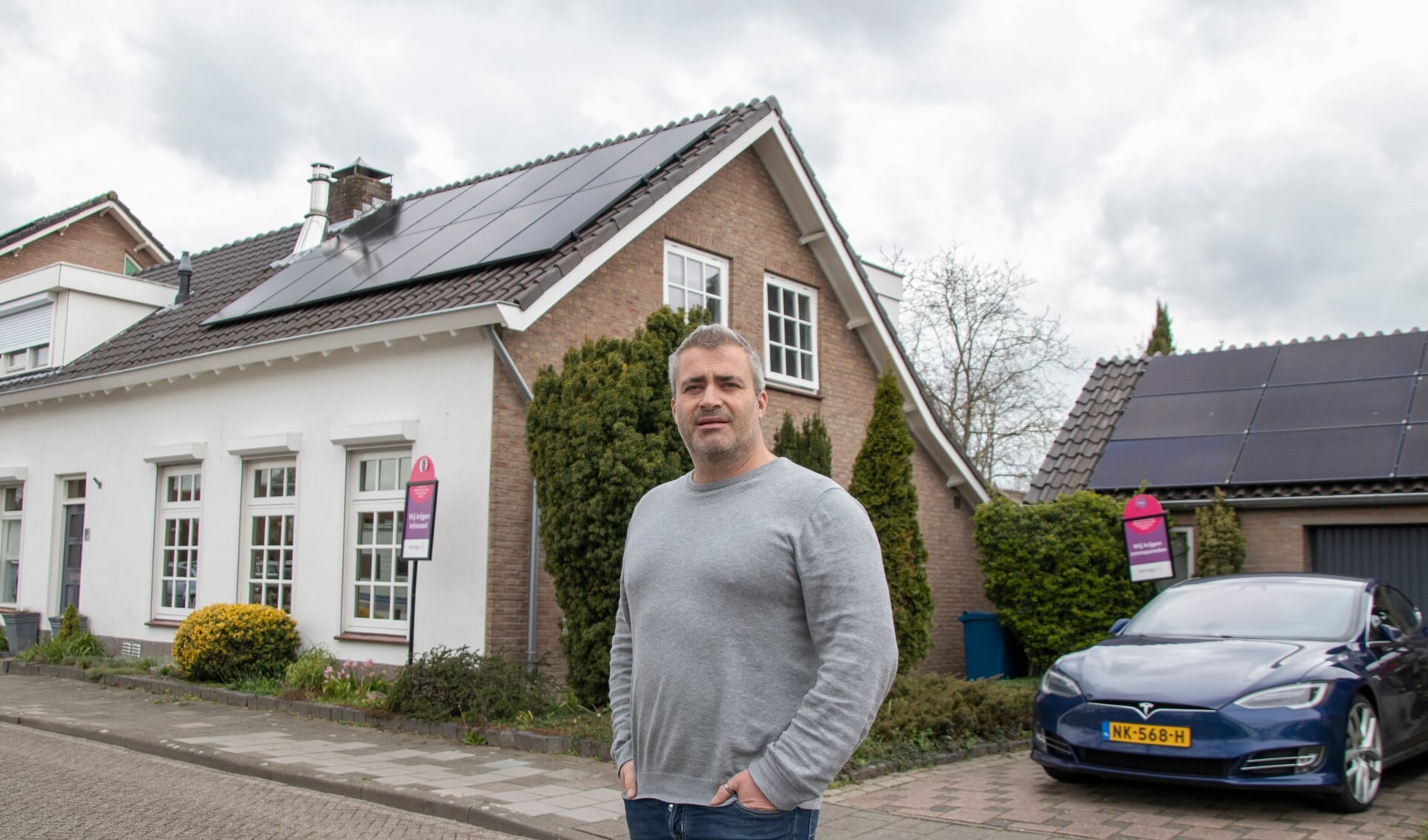 Bart-Jan van Alebeek voor zijn huis met volop zonnepanelen. Foto: Bas Ulehake