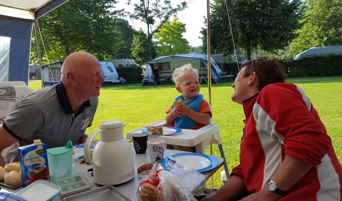 Lekker lachen met opa en oma.
